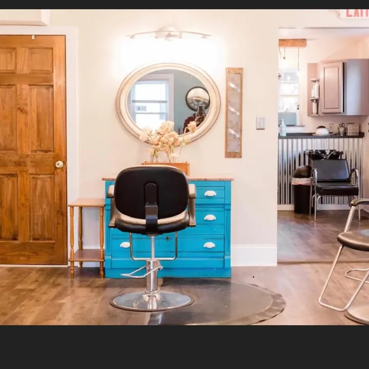 Hot Heads Hair Salon photo 1